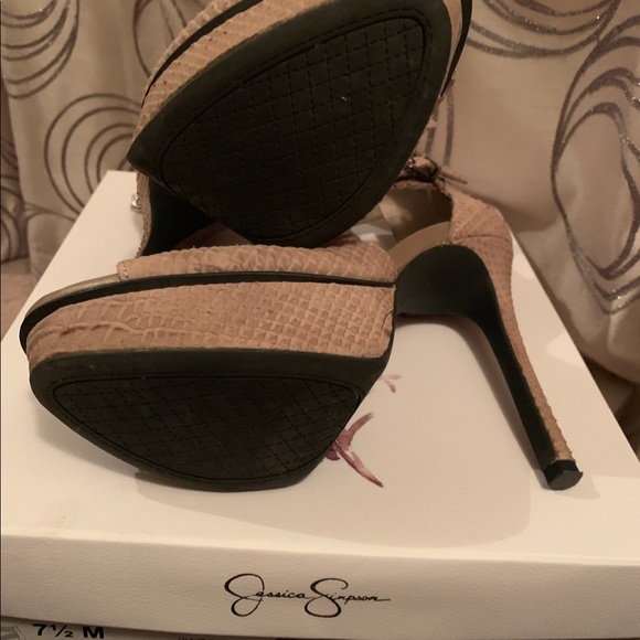 Jessica Simpson high heels! - Picture 3 of 9